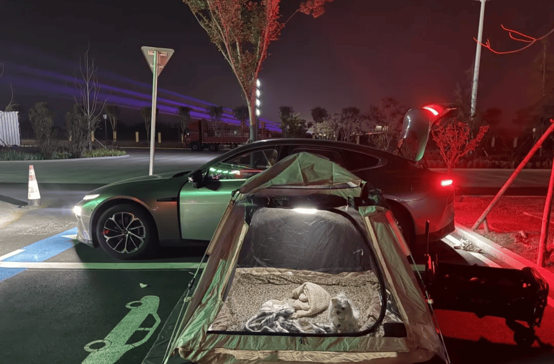 国庆期间年轻人旅行掀起“帐篷过夜”热潮pg电子模拟器免费试玩不住酒店住帐篷！(图3)